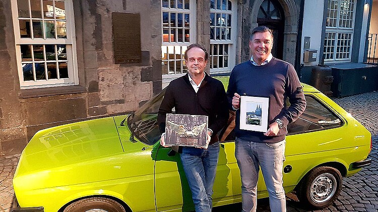 Ford-Manager Oliver Wunderlich (l.) mit Zims-Chef Geert Dilien vor einem Oldtimer des Fiesta