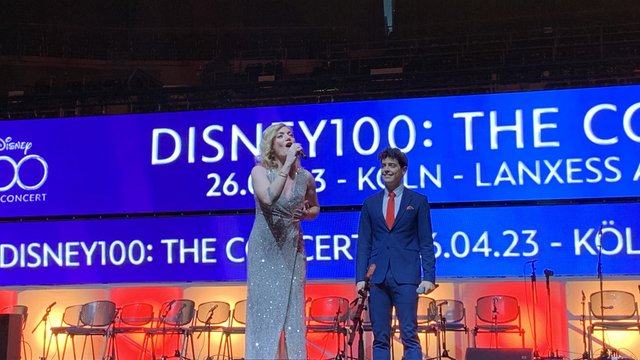 Sängerin und Sänger vom Musical auf der Bühne der Lanxess Arena