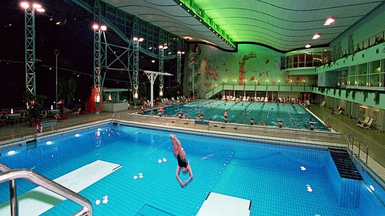 Frau springt vom 10-Meter-Brett