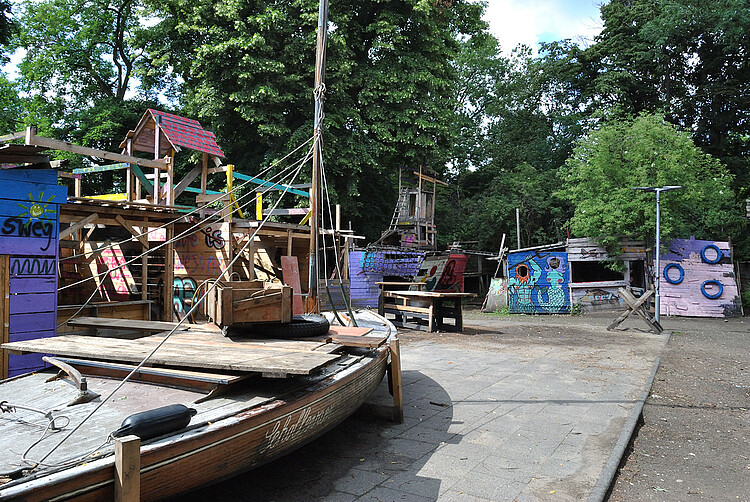 Bauspielplatz mit Segelboot
