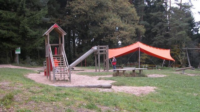 Spielplatz mit Rutsche und Klettergerüst