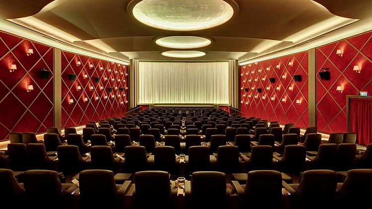 Blick auf die Leinwand im Kinosaal des Residenz Filmtheaters