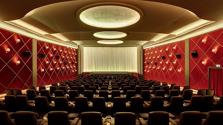 Kinosaal mit Blick auf die Leinwand 