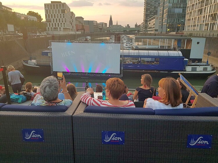 Abendkino im Kölner Rheinauhafen