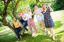 Menschen im Park zeigen ein Herz mit ihren Händen