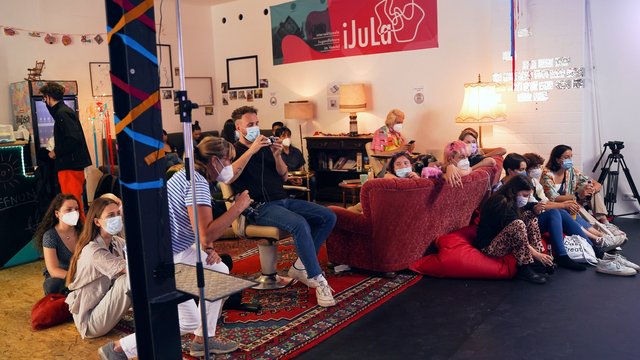 Menschen sitzen zusammen