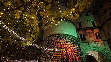 Blick auf das Hahnentor mit Lichterketten