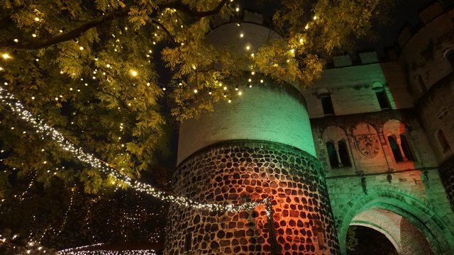 Blick auf das Hahnentor mit Lichterketten