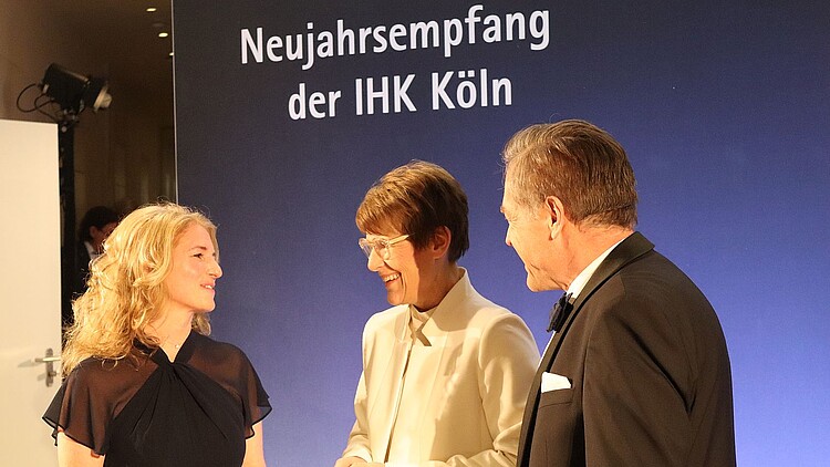 Eintrag ins Gästebuch. Nicole Grünewald, Veronika Grimm und Uwe Vetterlein