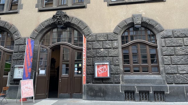 Eingang vom Comedia Theater