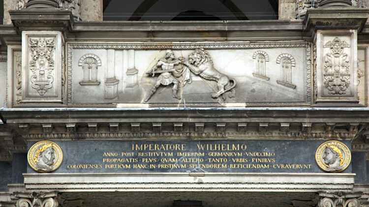 Römische Inschrift über dem Hauptportal des Rathauses