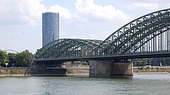 Hohenzollernbrücke und LVR-Turm