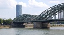 Hohenzollernbrücke und LVR-Turm