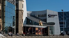 Blick auf das Gebäude und den Eingang des Schokoladenmuseums