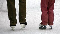 Zwei Schlittschuhpaare auf dem Eis