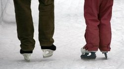 Zwei Schlittschuhpaare auf dem Eis