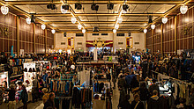 Große Halle mit Ständen