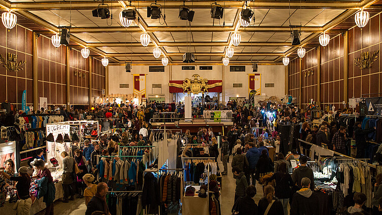 Große Halle mit Ständen