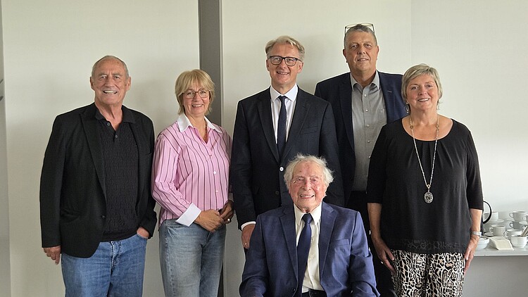 Unterstützerinnen und Unterstützer des 16. Herz- und Gefäßtages 2026 mit Prof. Dr. Marc Horlitz und dem sitzenden Ludwig Sebus bei der Vorstellung des Programms in Köln