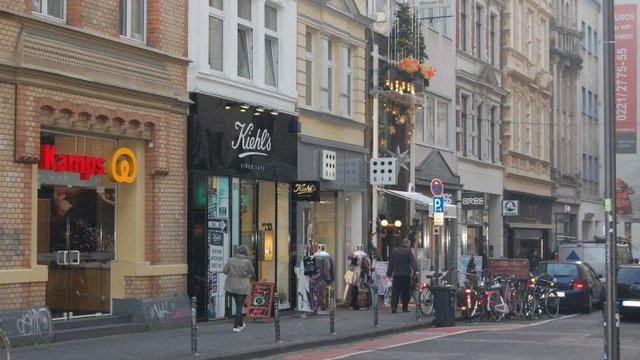 Blick auf die Geschäfte und Fassaden der Ehrenstraße