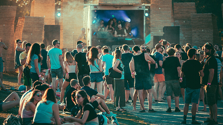 Festivalpublikum vor der Bühne